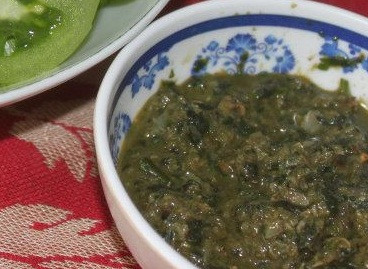 Một loại mắm chấm khác cũng hấp dẫn không kém là mắm cua đồng, đặc biệt ngon khi dùng chấm rau lang luộc.