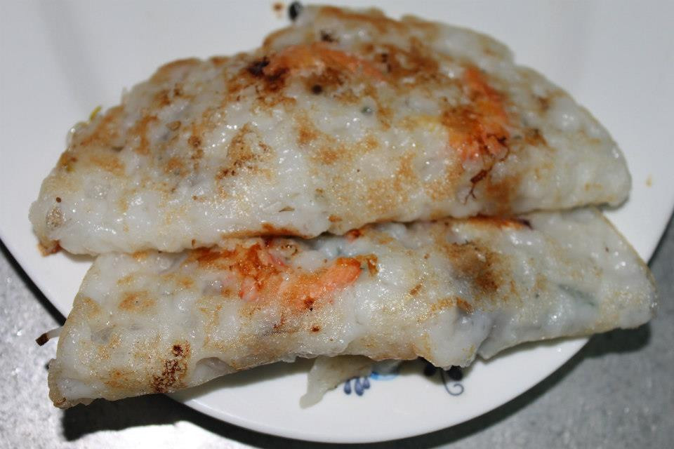 Bánh xèo Phú Yên đặc trưng ở lớp bột dày, thêm giá, thịt bò hoặc tôm mực tùy sở thích người ăn.