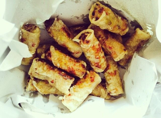 Chả dông thường ăn kèm với rau sống, hoặc nhiều người lại thích cuốn trong bánh tráng cùng với rau sống.