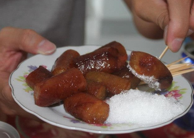 Bánh gio Tuy Hòa cũng làm từ gạo nếp ngâm nước gio, nhưng cái bánh gói nhỏ, chắc tay, hình thức gói tròn dài như cái nem. Khi ăn chấm đường chứ không phải mật như bánh gio Hà Nội. Một cảm nhận là lạ cho một món quen.