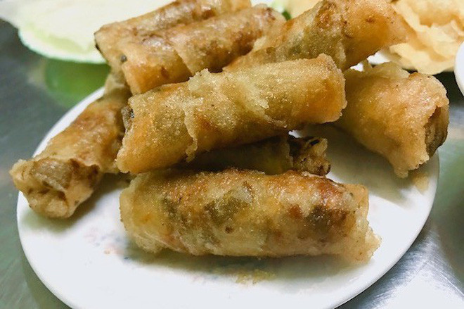 Chả dông cũng là một món ngon lạ miệng của vùng đất “hoa vàng trên cỏ xanh”. Thịt dông sau khi làm sạch được bằm nhuyễn hay quết dẻo cùng các loại gia vị, trộn thêm ít nấm mèo và bách thảo cắt nhỏ, rồi dùng bánh tráng mỏng cuốn thành những cuốn bằng ngón tay trỏ, đem chiên giòn.