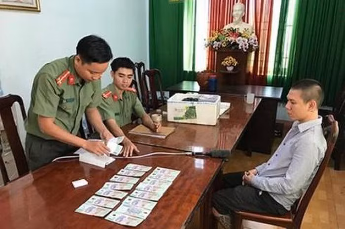 Hoc tren mang, thanh nien 8X san xuat 2 ty tien gia