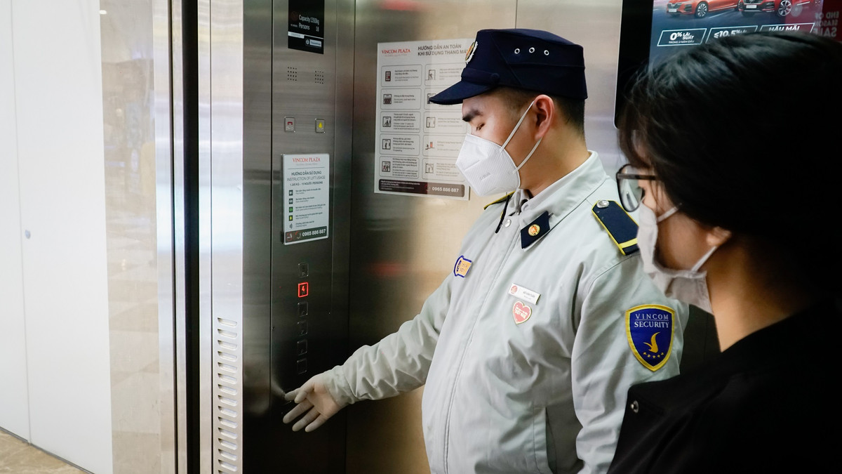Bên cạnh đó, để giảm thiểu nguy cơ lây nhiễm từ người sang người, Vincom tiến hành kiểm tra thân nhiệt toàn bộ nhân viên Vincom và nhân viên gian hàng trước khi bước vào ca làm việc. 