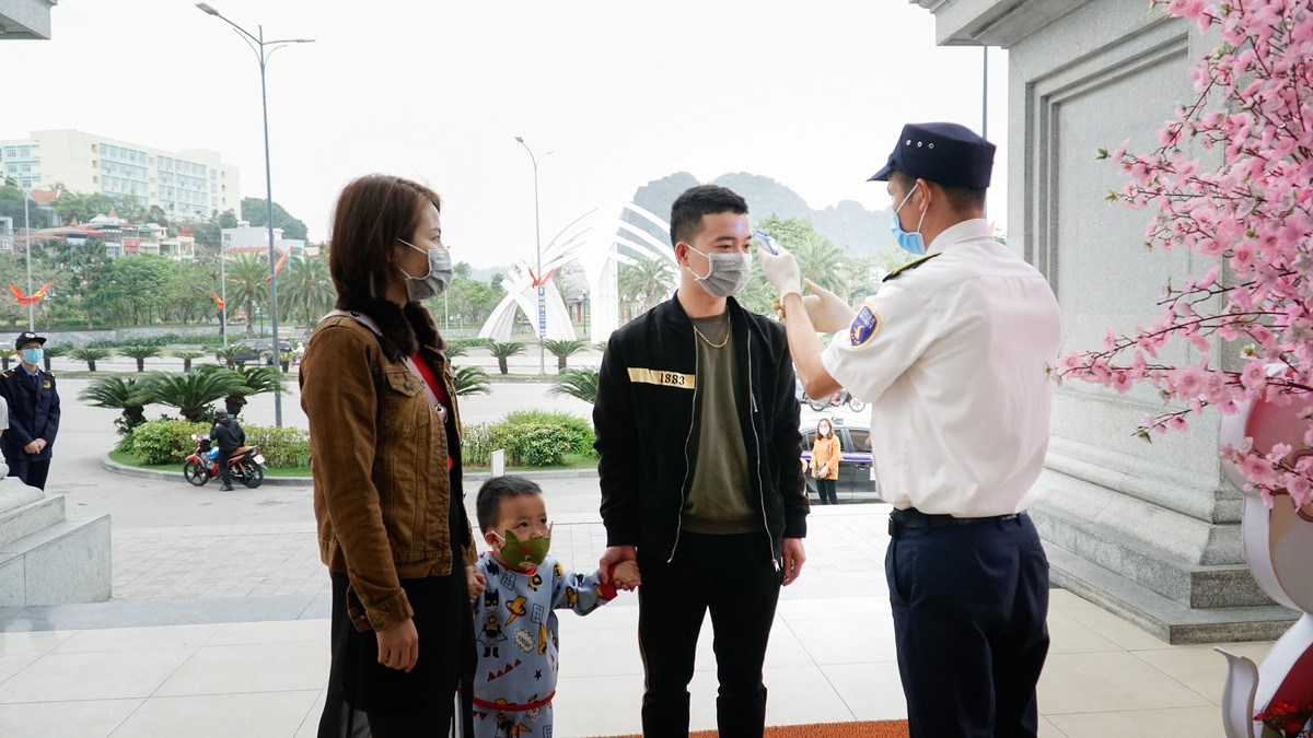 Thực hiện vai trò kết nối cộng đồng địa phương, Vincom cũng đồng thời tích cực tuyên truyền và cập nhật các biện pháp phòng ngừa sự lây lan của virus Corona được Bộ Y Tế khuyến cáo tới khách hàng thông qua hệ thống âm thanh toàn trung tâm thương mại. 