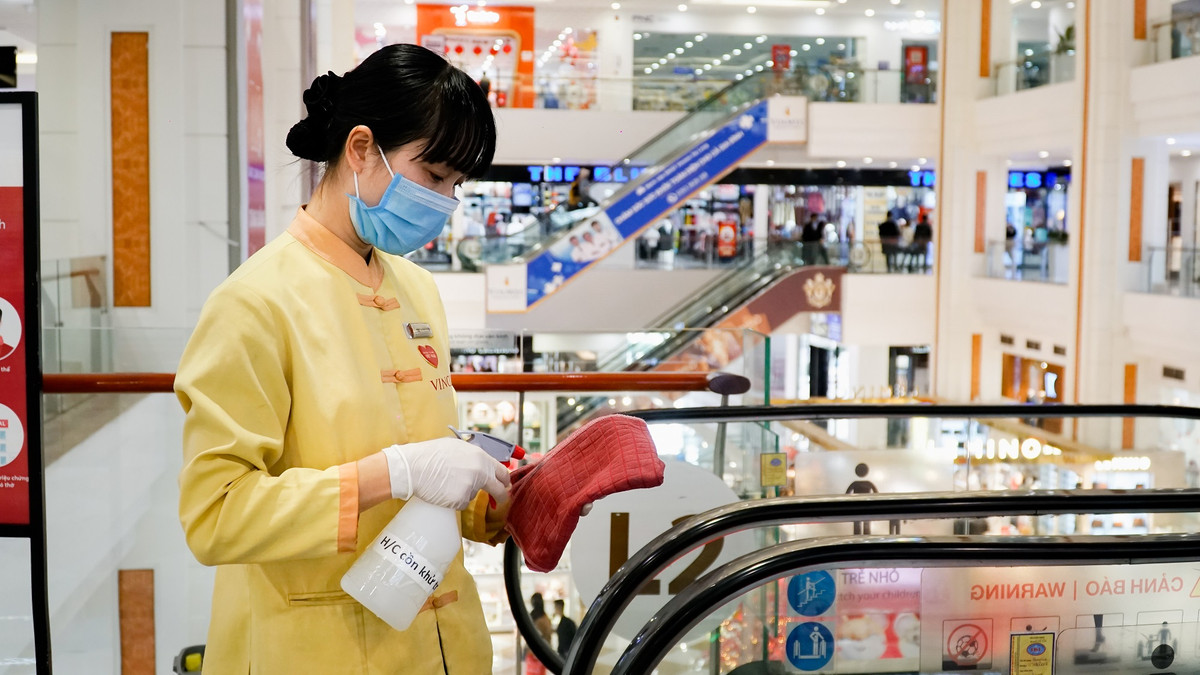 Trường hợp đã tiếp xúc với người bệnh nhiễm virus corona, nếu có triệu chứng lâm sàng như sốt, ho, khó thở phải đến các cơ sở y tế để được cách ly và xét nghiệm. Nếu không có triệu chứng cũng nên tự cách ly theo dõi ở nhà trong 14 ngày, mang khẩu trang khi tiếp xúc với người khác. Xem thêm video: Thanh Hóa: Cách ly thêm 2 người nghi nhiễm virus Corona. Nguồn VTC.