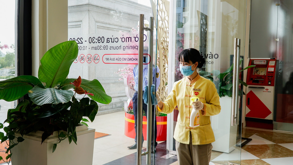 Tuy nhiên, người dân có thể giảm nguy cơ nhiễm bệnh bằng cách tránh tiếp xúc những người bị bệnh. Đeo khẩu trang phòng bệnh. Rửa tay thường xuyên bằng xà phòng. Súc họng bằng nước sát khuẩn miệng để phòng bệnh viêm phổi.