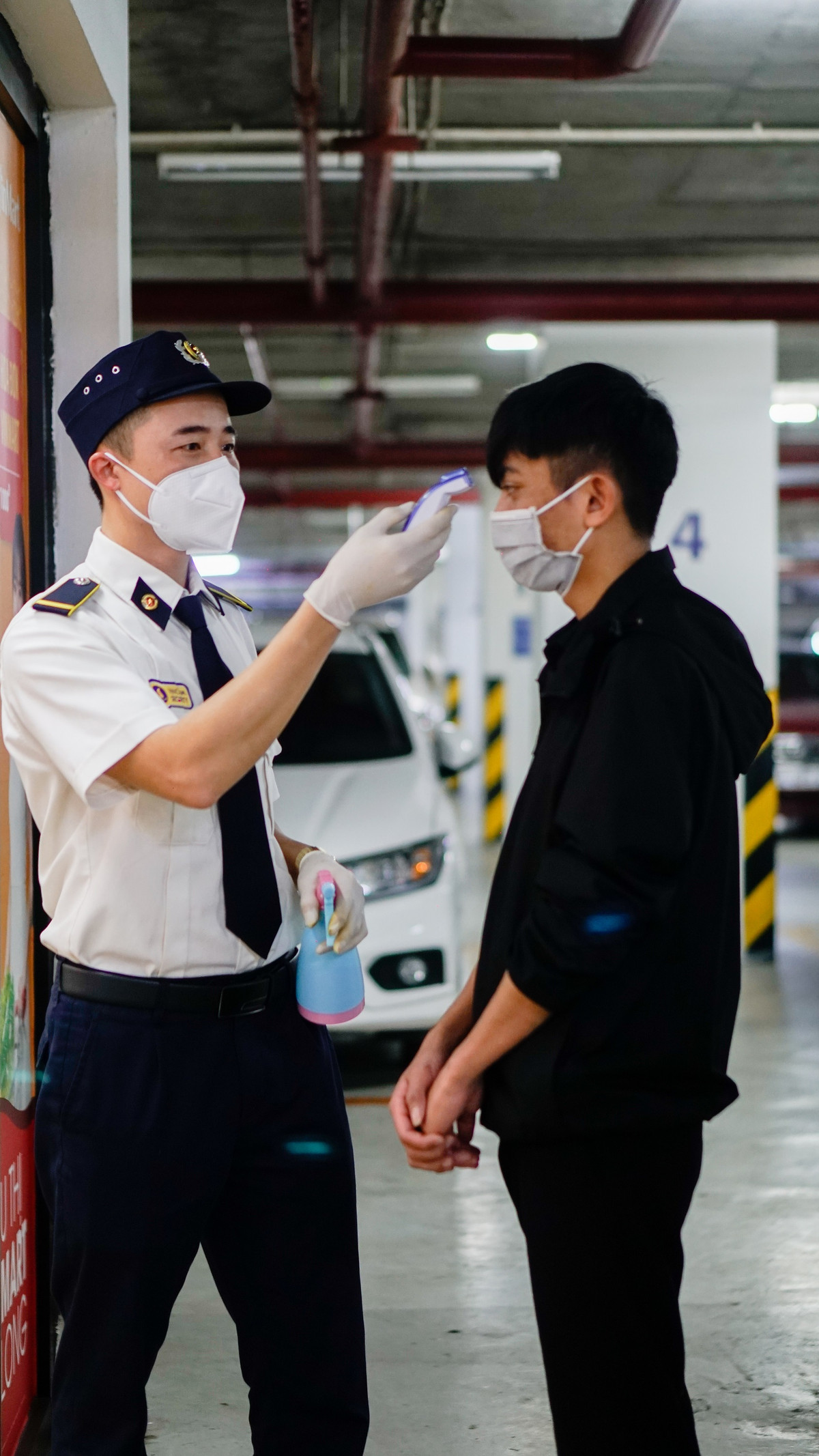 Trong quá trình vận hành, nhân viên an ninh được trang bị khẩu trang và găng tay sẽ có mặt tại tất cả các cửa ra vào của TTTM để mở cửa cho khách, kiểm tra thân nhiệt của các khách hàng.