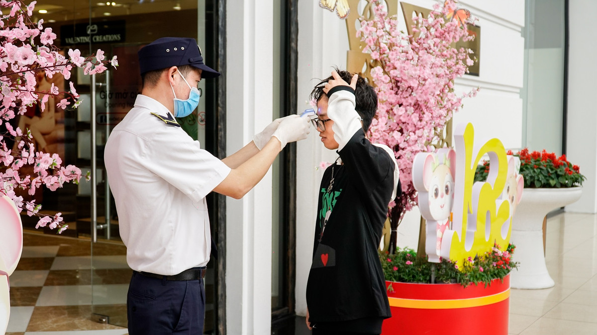 Ban quản lý các TTTM Vincom phối hợp chặt chẽ với các gian hàng đồng hành triển khai các phương pháp vệ sinh, tuyên truyền phòng tránh sự lây lan của virus Corona. 