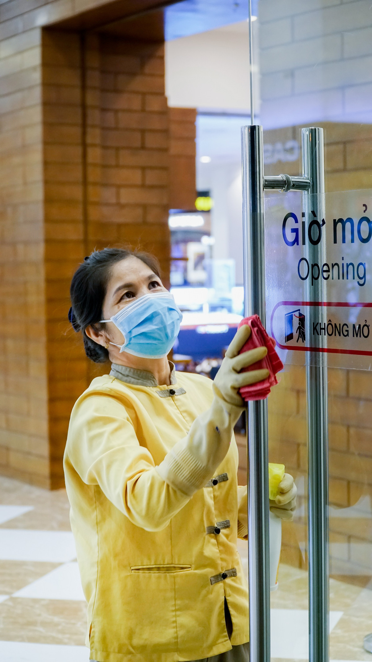 Nếu bạn là người bệnh, hãy ở nhà và tránh đám đông, tránh tiếp xúc với những người khác. Che miệng khi ho, hắt hơi, tốt nhất bằng khăn để giảm phát tán dịch tiết đường hô hấp. Khử trùng các vật dụng và bề mặt đồ dùng bạn chạm vào để tránh lây bệnh cho người khác.