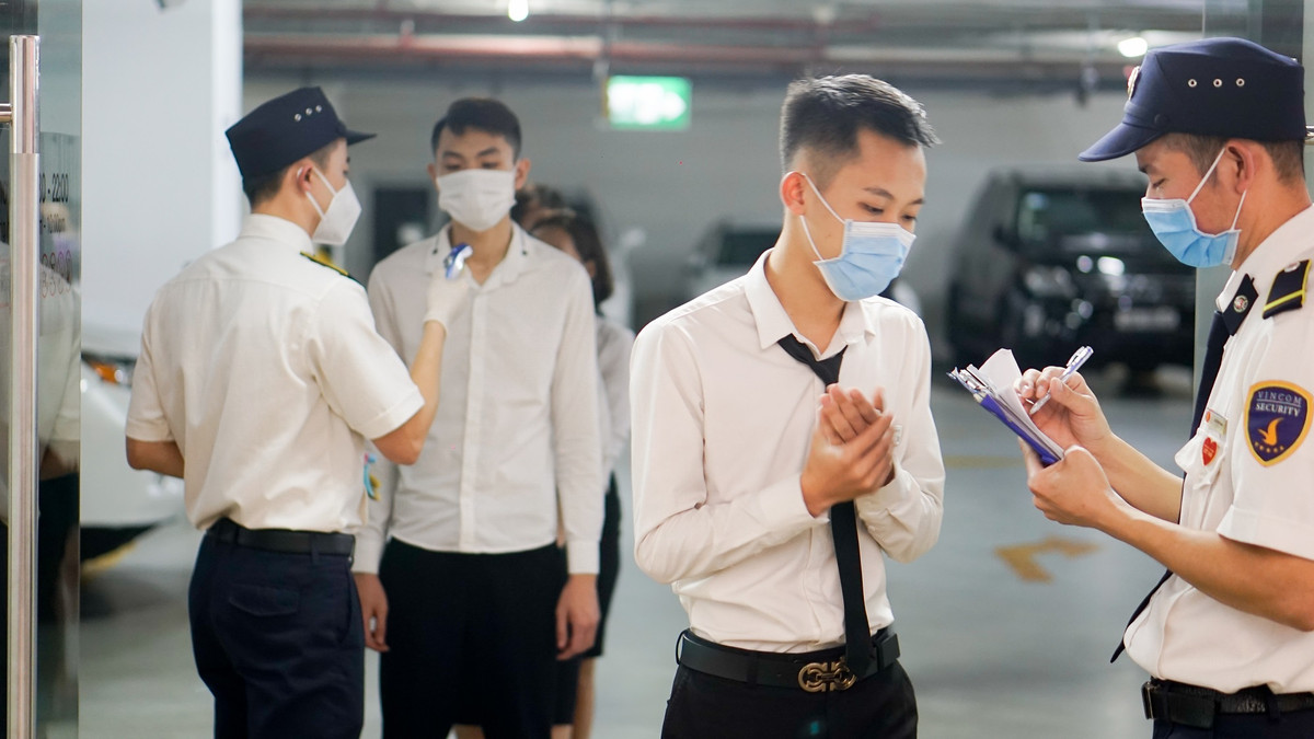 Tại tất cả các thang máy, nhân viên an ninh hỗ trợ cũng sẽ được bố trí tăng cường để phục vụ khách hàng giúp khách hàng giảm thiếu tiếp xúc với bề mặt công cộng.