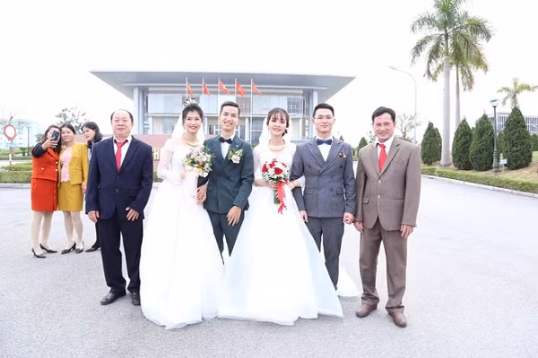 Cuoc “dung do” giua hai dam cuoi va hanh dong dac biet cua co dau - chu re-Hinh-4