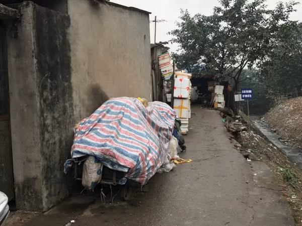 Lối dẫn vào khu nhà trọ xập xệ dưới chân cầu Long Biên.