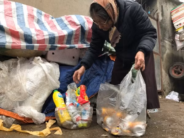 Dù 86 tuổi, bà Thường hằng ngày vẫn đi nhặt phế liệu.