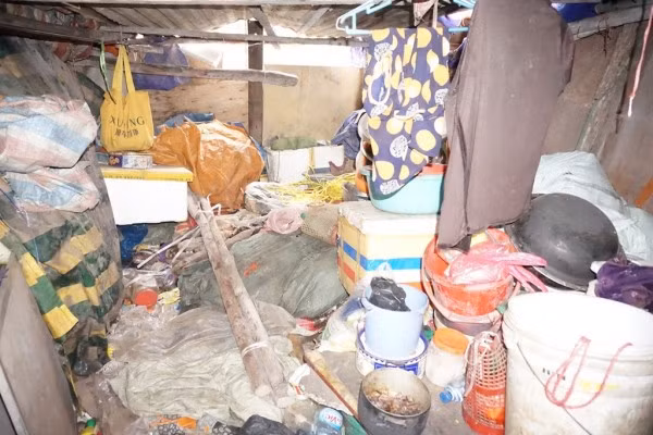 Bên trong chứa đầy túi nilon, rác thải.