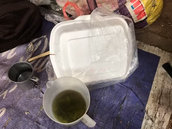 Bữa cơm trưa đơn giản của bà trong ngày đông rét mướt.