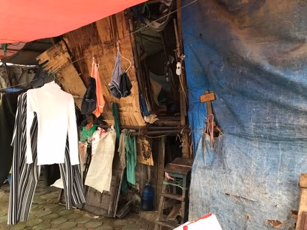 Căn nhà dựng tạm của bà Hòa cùng một số người làm thuê khác.