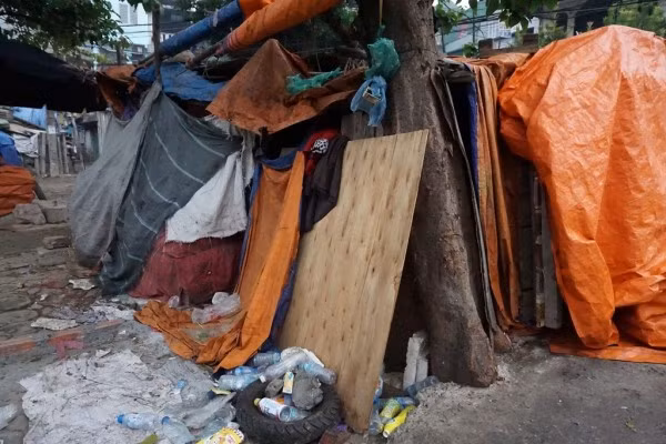 Do ẩm thấp, có thể đổ sập bất cứ lúc nào nên lâu nay ông bà không vào trong lều ngủ.