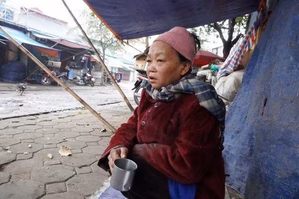 Bà Bích ngồi co ro trong cái lạnh ở góc chợ Long Biên.