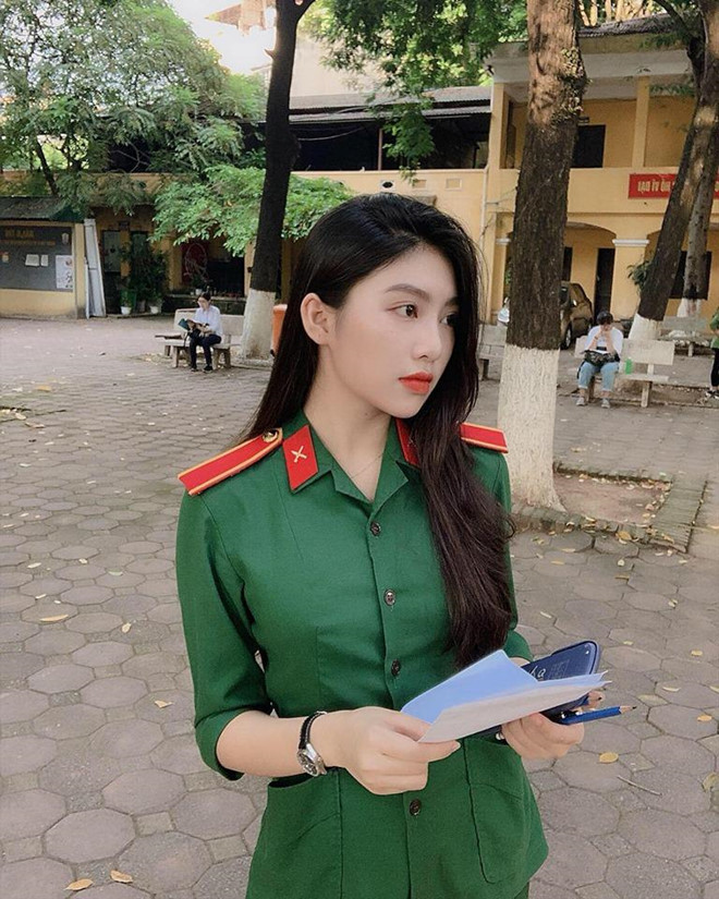 Nu sinh mac quan phuc di thi hop hon cu dan mang