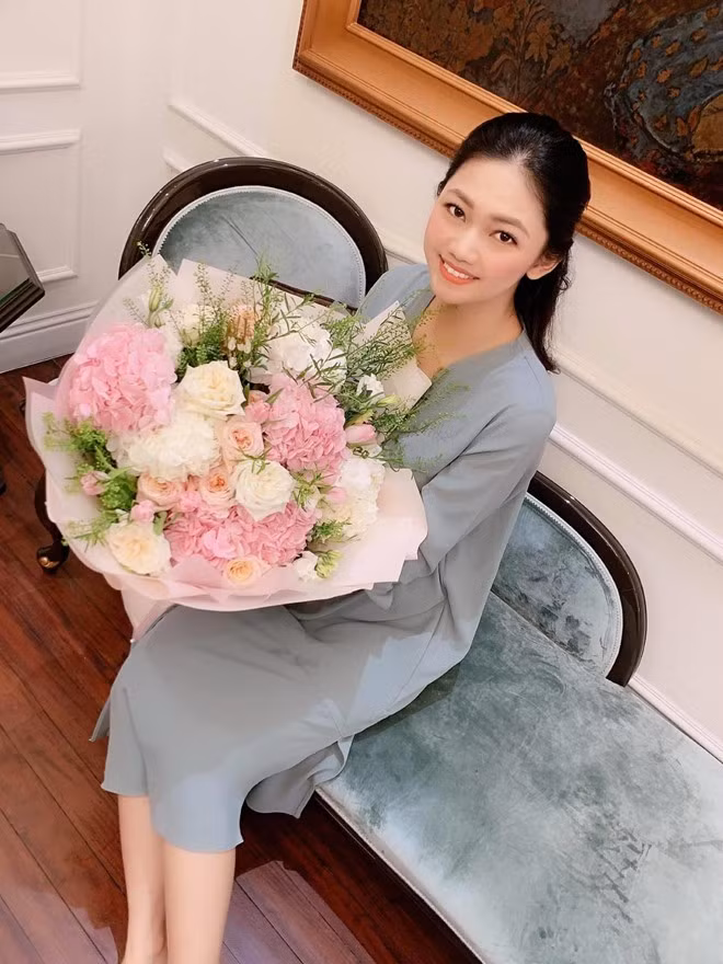 Người đẹp 9X diện đầm suông trong suốt quá trình mang thai. Vốn sở hữu chiều cao 180 cm nên suốt thời gian mang thai, cơ thể của Thanh Tú vẫn gọn gàng. 