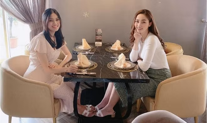 Thanh Tú khoe nhan sắc xinh đẹp bên chị gái Trà My khi đi ăn ở một nhà hàng sang trọng.