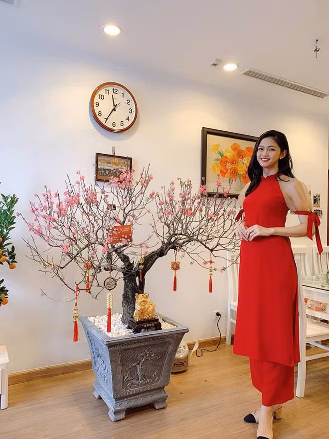 Không gian sang trọng bên trong ngôi nhà của cha mẹ Á hậu Thanh Tú. Thời điểm kết hôn, người đẹp sinh năm 1994 đã vướng nghi vấn mang bầu song cô không lên tiếng. Cách đây ít lâu, Thanh Tú được cho là đã sinh con trai đầu lòng cho chồng đại gia. Thông tin này được nguồn tin riêng xác nhận với nhiều tờ báo điện tử lớn. Bản thân Thanh Tú không công khai thông tin sắp làm mẹ. Cô sống khép kín, không chia sẻ bất cứ hình ảnh nào về chuyện bầu bí lên trang cá nhân. 