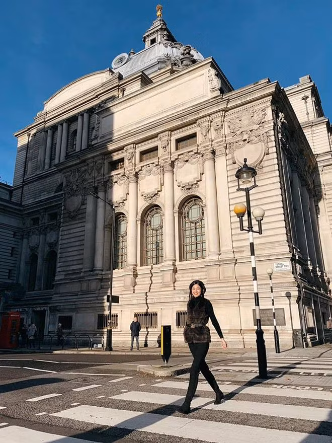 Hình ảnh Thanh Tú dạo bước ở London trong chuyến du lịch hồi đầu năm 2019.