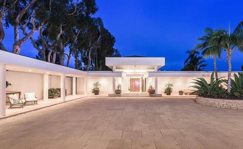 Biệt thự còn có những tiện ích khác như nhà đậu xe rộng rãi, khu vực dành riêng cho nhân viên, và hệ thống an ninh toàn diện.