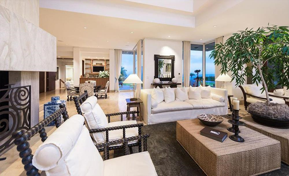 Không gian bên trong biệt thự của Simon Cowell vừa sang trọng nhưng lại vừa tạo cảm giác thoải mái. Sự pha trộn tinh tế giữa sàn gỗ cứng và sàn đá Beaumaniere cùng những bức tường thạch cao tạo nên nét đẹp thanh lịch, nhẹ nhàng.