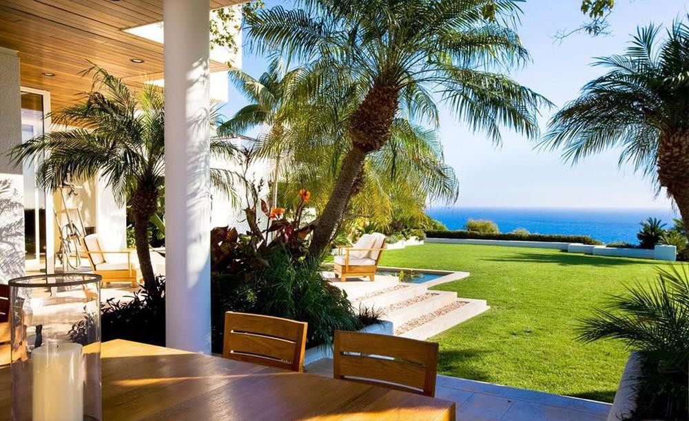 Những tấm cửa kính dẫn ra hiên nhà, nơi gia chủ có thể ngồi thư giãn với khung cảnh đại dương bao la.