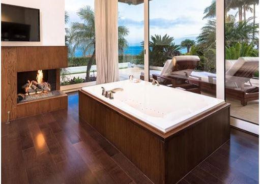 Có đến 2 phòng tắm được tích hợp trong phòng ngủ chính và chúng đều được lát gỗ.