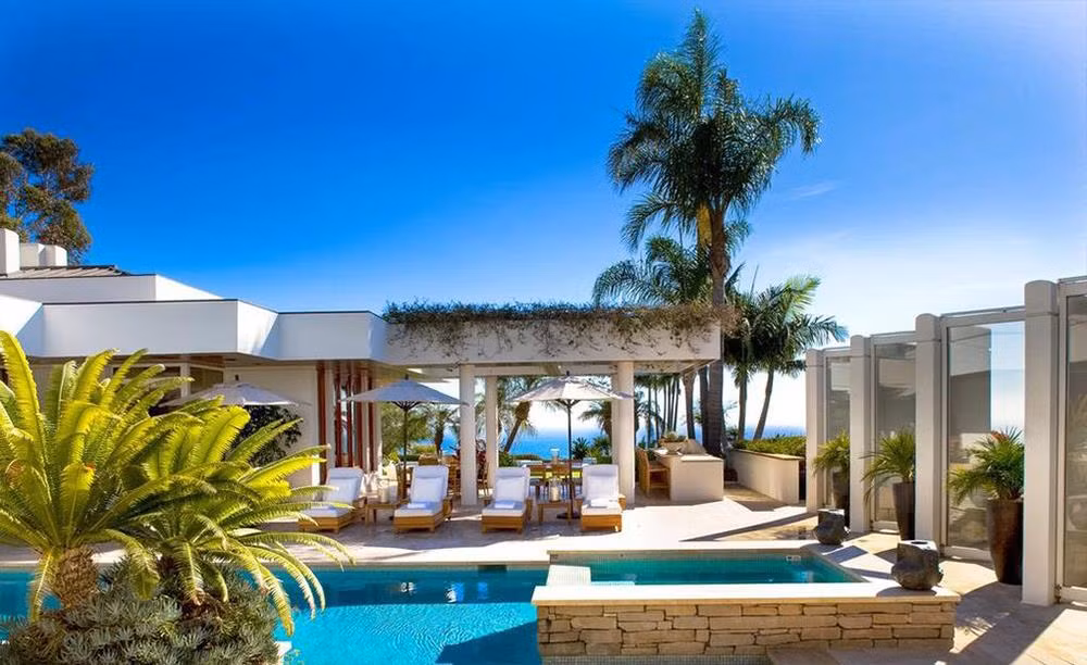 Biệt thự có tổng cộng 7 phòng ngủ, 7 phòng tắm, phòng khách nằm tách biệt với lối vào riêng và cả khu vực spa.