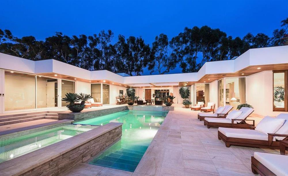 Hồ bơi và bồn tắm nước nóng ngoài trời cùng những chiếc ghế dài được dành cho việc tắm nắng.