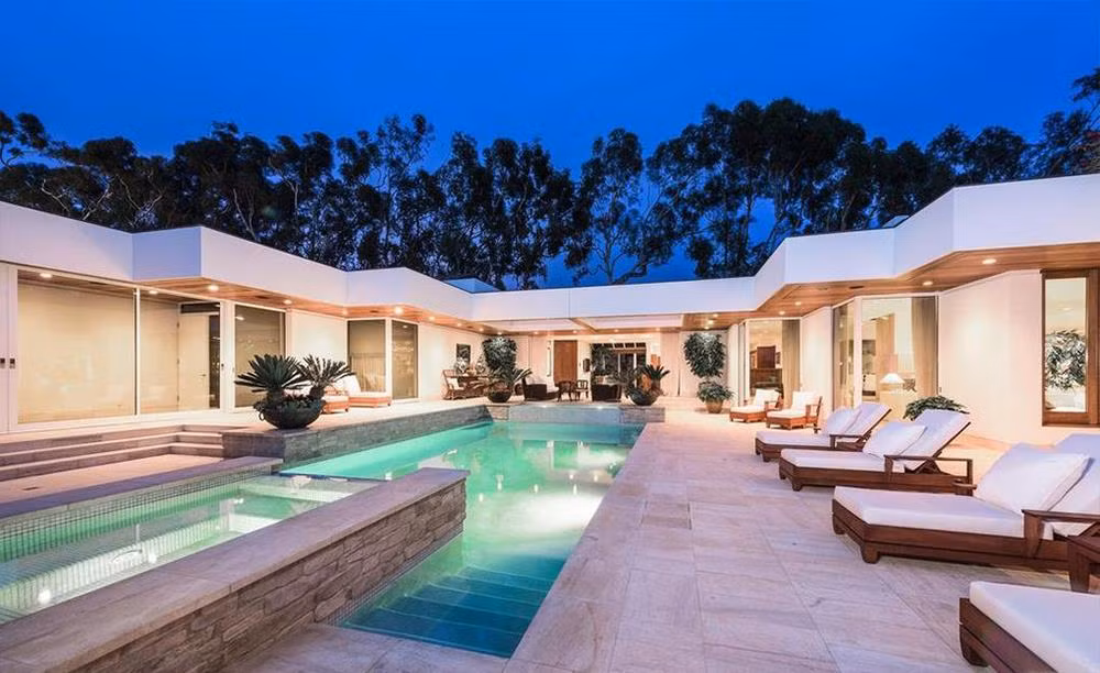 Hồ bơi và bồn tắm nước nóng ngoài trời cùng những chiếc ghế dài được dành cho việc tắm nắng.