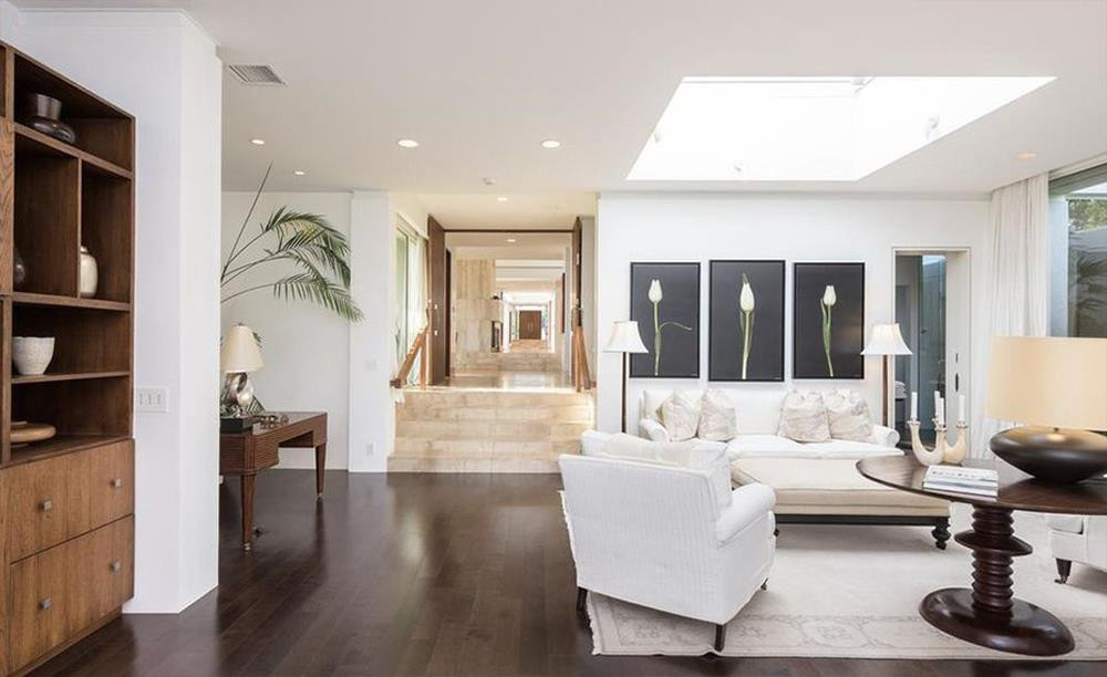 Nhiều bức tường bên trong biệt thự được làm từ thạch cao Venetian.