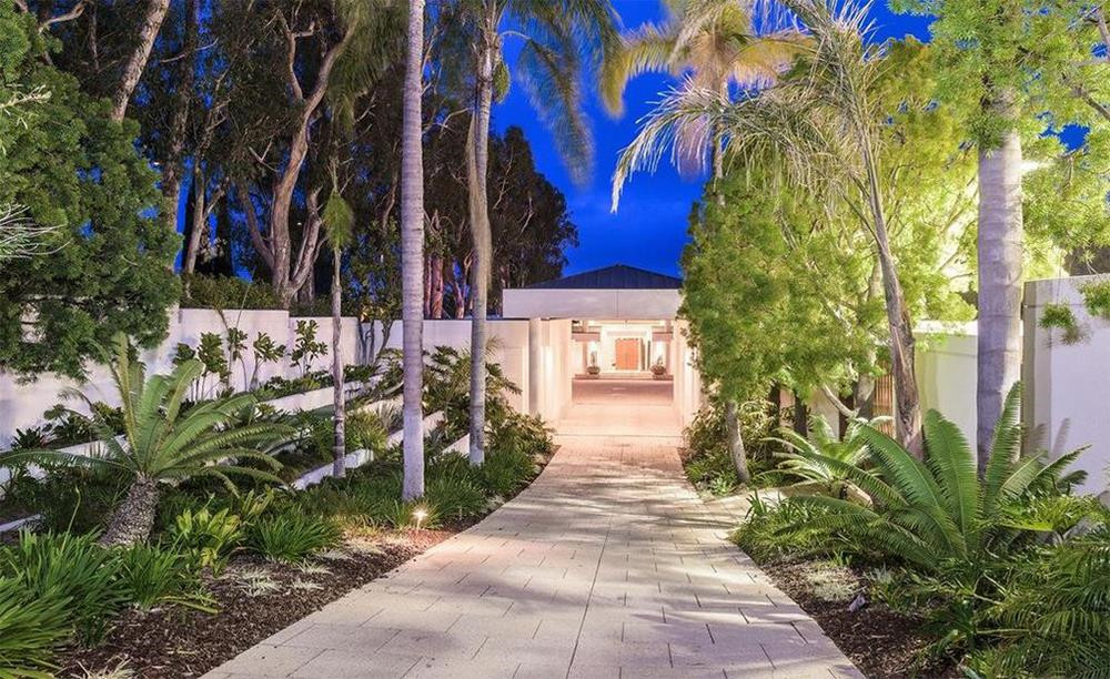 Hàng cây cọ cao lớn cùng những loài thực vật xứ nhiệt đới được trồng dọc hai bên con đường dài dẫn vào biệt thự.