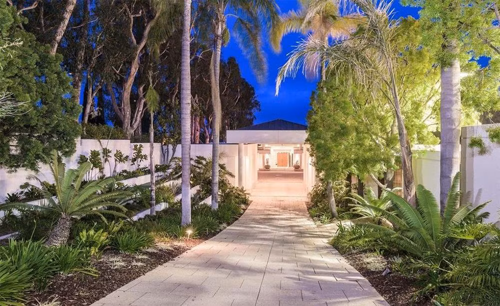 Hàng cây cọ cao lớn cùng những loài thực vật xứ nhiệt đới được trồng dọc hai bên con đường dài dẫn vào biệt thự.