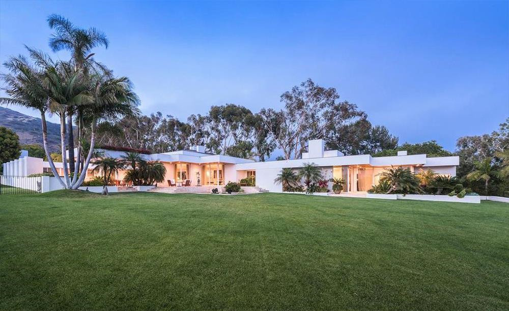 Biệt thự rộng gần 930 m2 nằm trên mảnh đất rộng khoảng 6.600 m2 gần hẻm núi Puerco. Bất động sản được Simon Cowell mua vào cuối năm 2017 với giá 25 triệu USD, gần gấp 4 lần số tiền 6,95 triệu USD mà người chủ trước trả vào năm 2003.