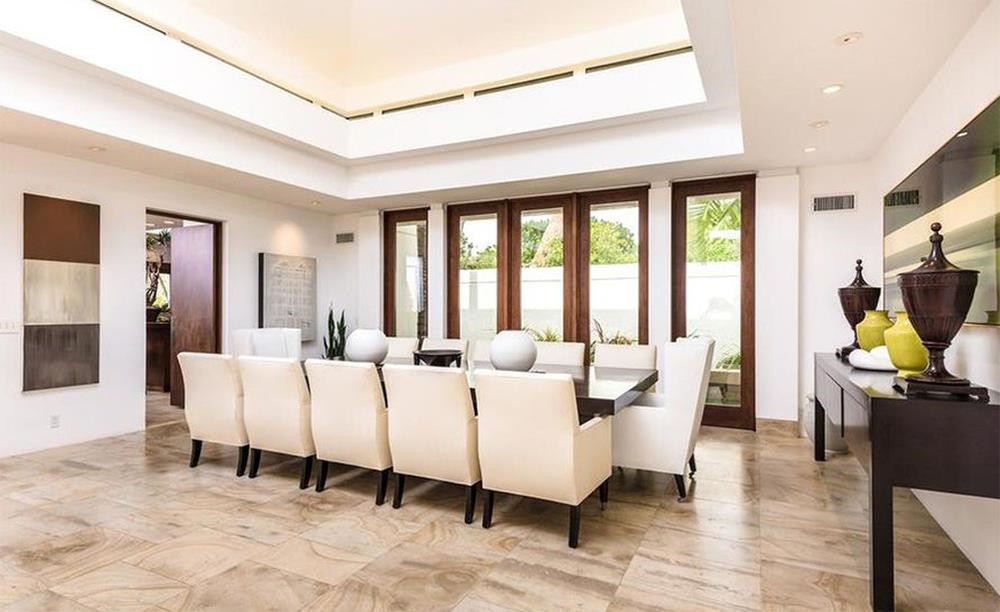 Không gian ăn uống rộng lớn với sàn đá và đồ nội thất bằng gỗ.