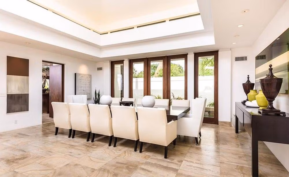 Không gian ăn uống rộng lớn với sàn đá và đồ nội thất bằng gỗ.