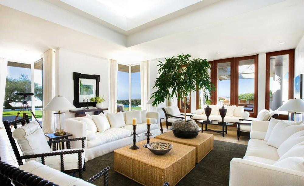 Giếng trời cùng những ô cửa sổ rộng lớn giúp biệt thự luôn thoáng đãng và tràn ngập ánh sáng tự nhiên.