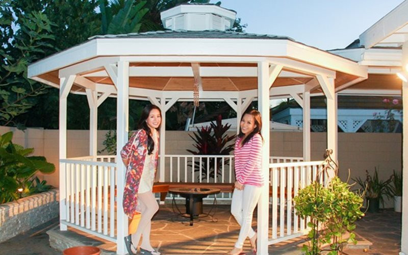 Bên ngoài cô đặt 1 chòi nhỏ thỉnh thoảng làm nơi thư giãn cùng gia đình. Trước đó, nữ diễn viên hài đã có dịp chia sẻ hình ảnh về khu vườn của mình với những loại cây ăn quả, đặc biệt là trái hồng.