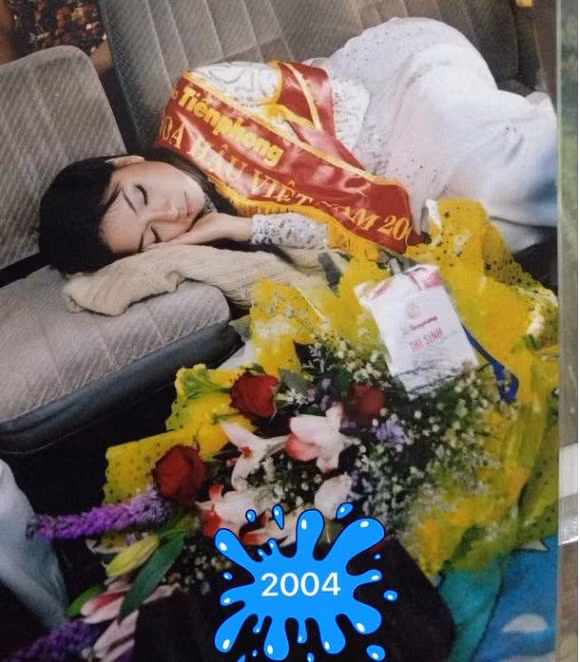 Day song anh Hoa hau Nguyen Thi Huyen ngu guc sau dem dang quang