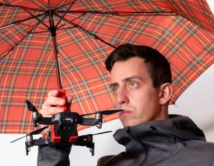 Hoverbrella Sẽ ra sao nếu drone kết hợp với ô dù? Nó sẽ trở thành một cận vệ chuyên che mưa che nắng rất hữu dụng dành cho bạn