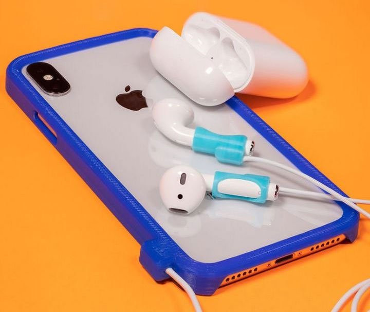 TetherPods Lo rằng chiếc AirPods của bạn dễ bị rơi, phụ kiện thú vị có tên TetherPods này sẽ giúp giữ chiếc tai nghe AirPods luôn trên tai và tránh việc bị rơi mất do được giữ chắc chắn bởi một sợi dây an toàn.