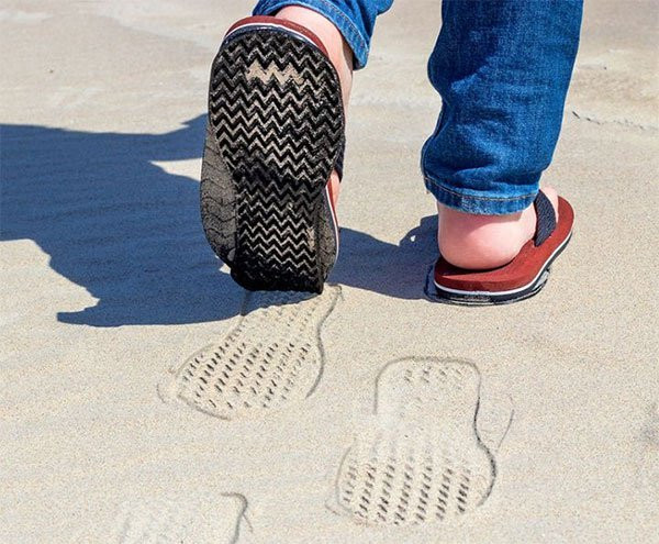 FlopFlips Một công cụ ngụy trang tuyệt vời giúp những kẻ rình mò theo dấu chân của bạn trên cát cũng phải toát mồ hôi để xác định hướng bạn di chuyển.