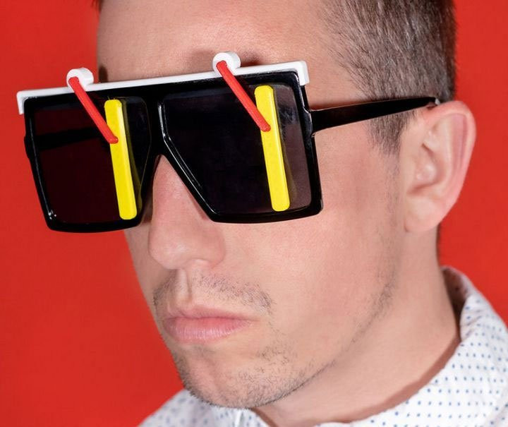 EyeWiped Lấy ý tưởng từ những chiếc gạt nước trên kính xe hơi, Matt đã thiết kế ra chiếc kính râm thú vị với hệ thống gạt nước và lau sạch mặt kính khi đi ra ngoài đường.