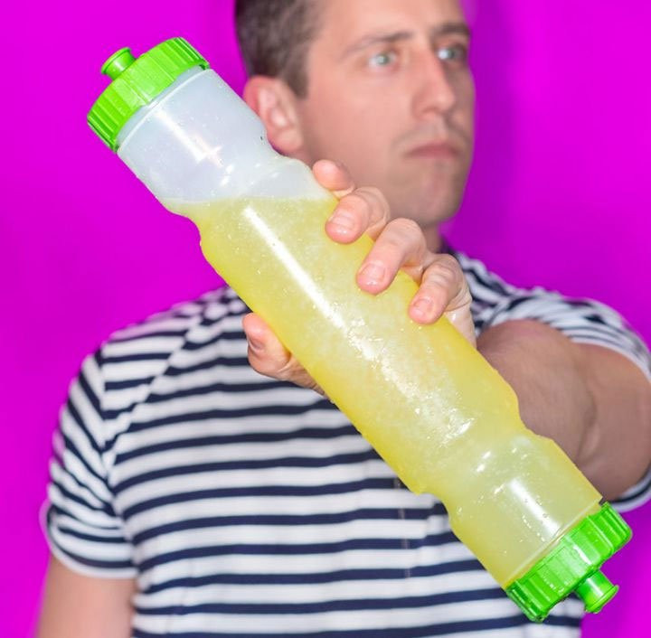 2Spouts1Bottle Một bình nước thông thường khó có thể cho phép hai người uống cùng lúc nếu không có ống hút nhưng với bình nước đặc biệt này, hai người có thể cùng uống nước dễ dàng.