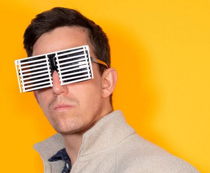 SunShaders Kính râm bình thường đã quá xưa cũ. Kính râm có thêm ô che nắng và có thể kéo lên như này mới thực sự là phát minh độc lạ.