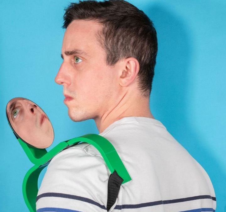 LookBak Hệ thống gương chiếu hậu độc đáo có thể gắn dễ dàng trên vai và giúp bạn quan sát được bất cứ ai đang đi đằng sau bạn.